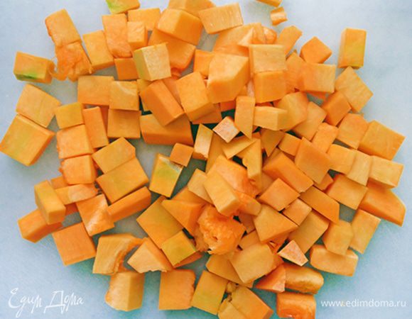 Мякоть тыквы очищаем от шкурки и нарезаем небольшими кубиками (со стороной около 1 см).