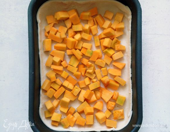 Выкладываем кусочки тыквы на тесто.