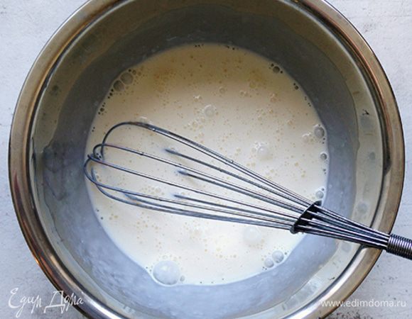 Для начинки смешиваем яйца и сливки. Солим и перчим.