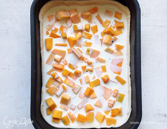 Выливаем сливочную начинку.