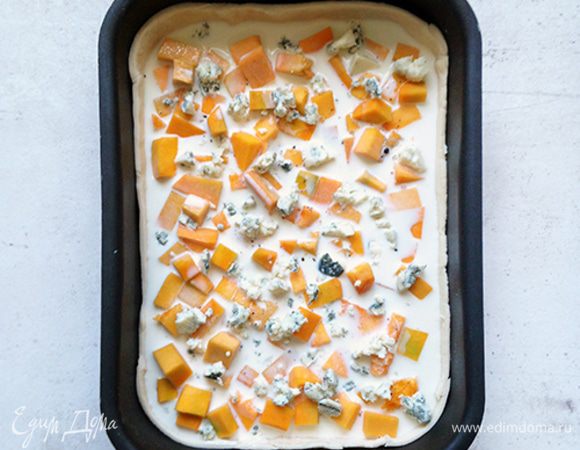 Крошим голубой сыр и посыпаем им пирог.