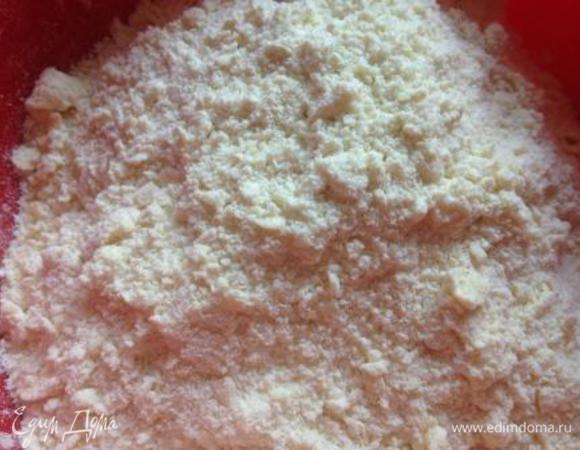 Просеять муку с сахарной пудрой.