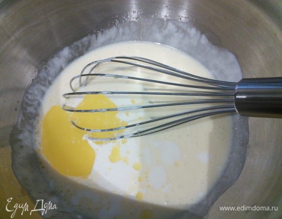 Соедините муку с разрыхлителем. Взбейте яйцо с сахаром, солью. Соедините сметану и сливки и вмешайте в яичную смесь. Добавьте жидкое сливочное масло, перемешайте. 