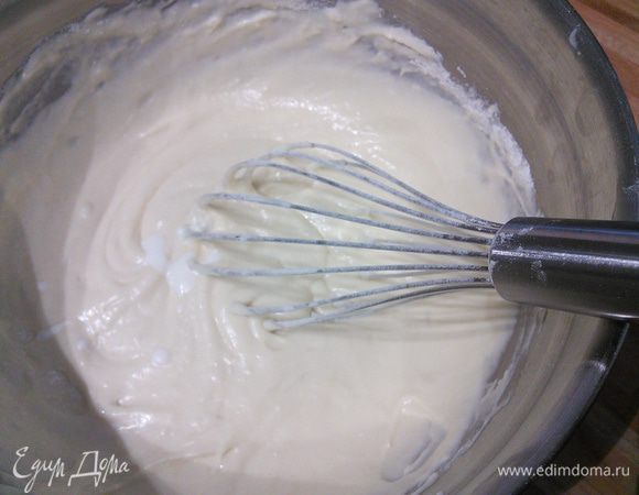 Введите муку, перемешайте, чтобы не было комочков. Возможно вам понадобится немного меньше муки: тесто консистенции густой сметаны. 