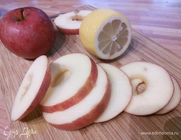 У яблок вырежьте сердцевинку, это очень удобно сделать ножом для чистки морковки. 