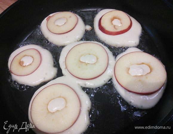 Жарьте блинчики на разогретом масле при среднем нагреве. Выкладывайте ломтики яблок, немного вдавливая их в тесто. 