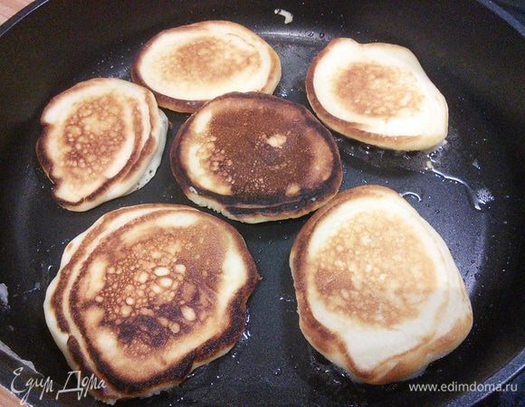 Затем переверните блинчики на другую сторону, обжарив до золотистой корочки. 