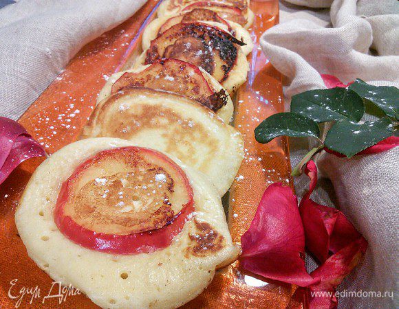 Подавайте с пылу с жару, посыпав сахарной пудрой. Со сметанкой, с шоколадным соусом, с вареньем, с медом. 