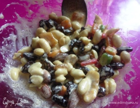 Для начинки с персиков слить сироп. Яйцо разделить на белок и желток. Желток взбить с 1 столовой ложкой сахара. Смешать с орехами (у меня микс из орехов, цукатов и сухофруктов).