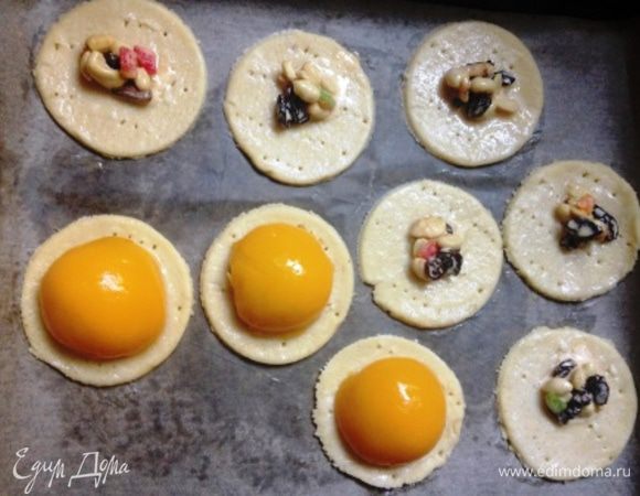 Наколоть вилкой и смазать слегка взбитым белком. В середину каждого круга выложить начинку и накрыть половиной персика.