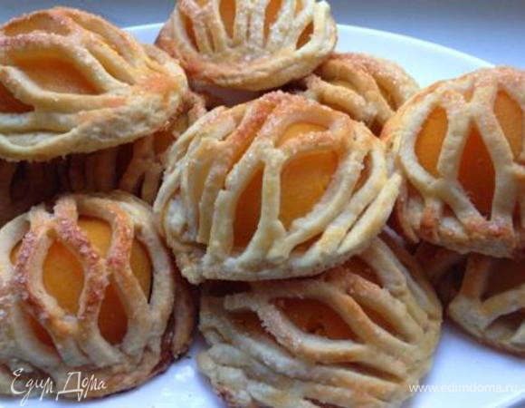 Выпекать в разогретой до 200 градусов духовке минут 20, пока пирожные не станут золотистыми.