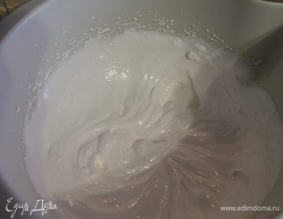 Разогреть духовку до 150 градусов.
Белки взбиваем с щепоткой соли до пузыриков на самой маленькой скорости и маленькими частями добавляем сахар постепенно увеличивая скорость. Взбиваем до крепких пиков.