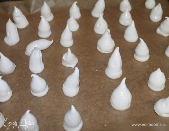 Берем кулинарный мешок без насадок и выкладываем в него белковое тесто.
Противень застилаем пергаментом. Отсаживаем небольшие безешки. У меня корж не большой , поэтому размер безешек соответствующий. Вы ориентируйтесь на свой корж.