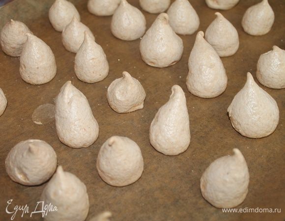 Выпекаем 35-40 минут, следите за безе . Если оно легко снимается с пергамента значит оно готово.