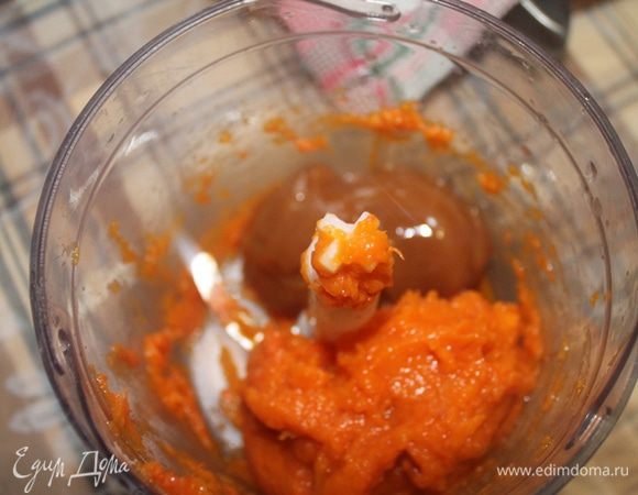 Тем временем растопите шоколад.
Тыквенное пюре смешайте с 3 ложками вареной сгущенки.