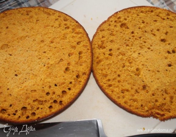 Разрежьте его на две части. Приготовьте форму в которой будете собирать пирог, проложите ее целлофаном.