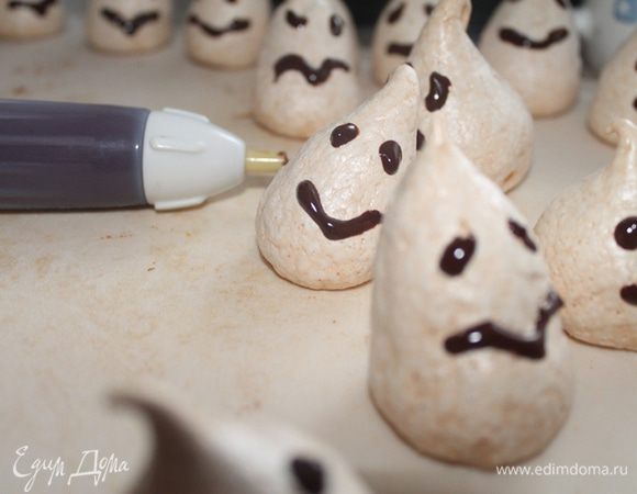 На каждой безешке рисуем мордочку и получаем готовое приведение.