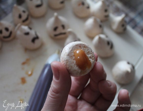 В форму выкладываем один корж и прослаиваем его тыквенным пюре. Сверху кладем второй корж. Берем безешку и с помощью вареной сгущенки приклеиваем ее к коржу. Так поступаем со всеми безе.
Готовый пирог можно подавать сразу.