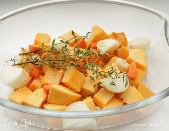 Нарезать тыкву, морковь, лук на кусочки, очистить зубчики чеснока, положить веточку тимьяна, посолить, поперчить по вкусу, полить оливковым маслом. Отправить в духовку, разогретую до 180 градусов на 15-20 минут, до мягкости овощей.