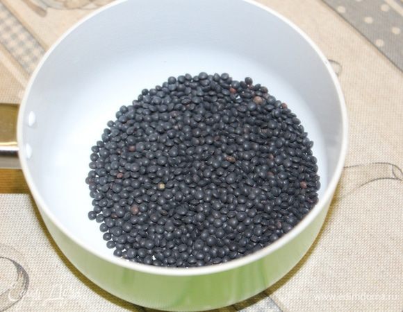 В это время, отварить чечевицу. Залить промытую чечевицу холодной водой в соотношении 1/2, довести до кипения, уменьшить огонь и варить около 15-20 минут до готовности.