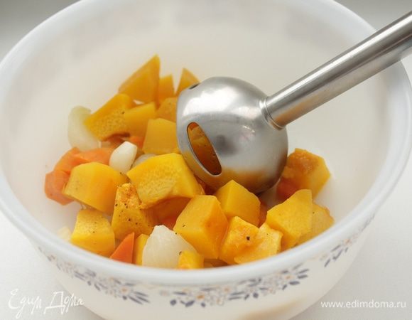 После запекания овощей, убрать тимьян, и пюрировать овощи блендером.