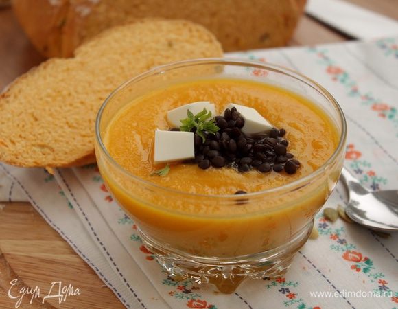 Разлить суп по тарелкам, добавить кусочки феты, добавить чечевицу и украсить зеленью. Яркий, сытный, полезный и вкусный суп готов!