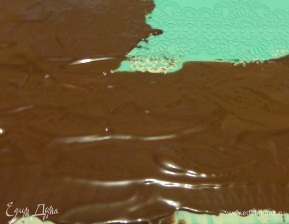 Растопить черный шоколад и очень аккуратно, но быстро нанести его на белый слой. Охладить.