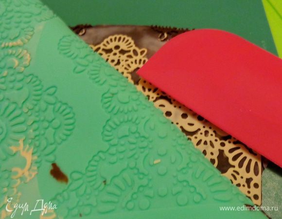 Аккуратно с помощью шпателя или силиконовой лопатки снять готовое кружево с коврика и дать ему немного полежать при комнатной температуре. 