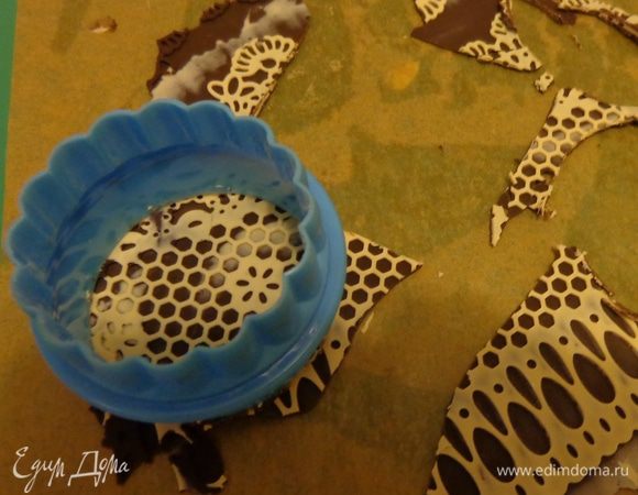 Когда шоколад чуть-чуть станет мягче, вырезать нужные формочки для печенья.