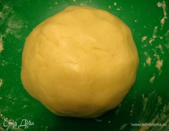 С самим печеньем все просто. Можно использовать любой нравящийся рецепт теста. У меня такой: взбить размягченное сливочное масло с сахарной пудрой и по очереди добавить соль, ванильный экстракт и муку с разрыхлителем. При желании можно добавить вместо 1-2 ложек муки пару ложек какао для пущей "шоколадности". Получится приятное на ощупь маслянистое тесто.