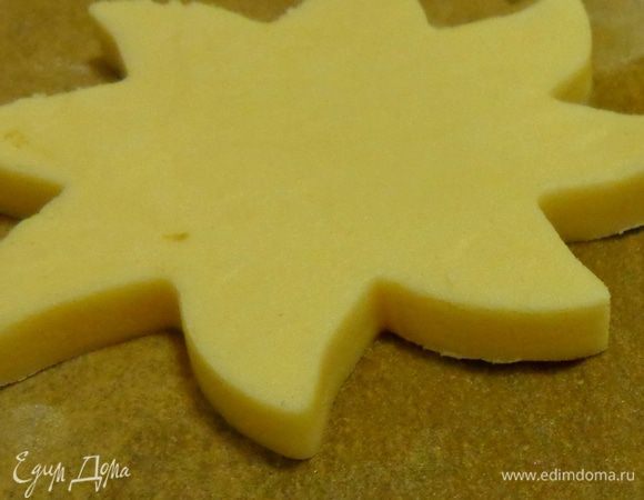 Разделить тесто на две части и пока оно мягкое — раскатать на пергаменте, а потом поместить в холодильник на 1 час. После охлаждения тесто очень хорошо держит форму, срез получается просто замечательный.