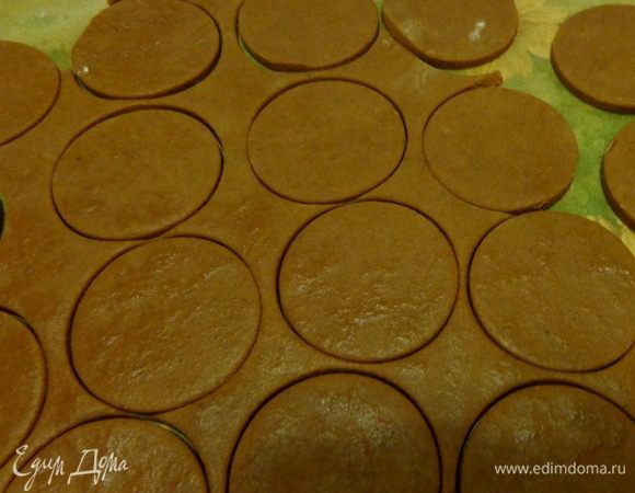 Той же формочкой, которой вырезался шоколад, вырезать тесто и печь при 180 градусах минут 12-15. Я решила одним махом убить двух зайцев: опробовать шоколад и сделать новую для меня начинку (она мне не понравилась, поэтому в рецепте не отражаю). Главное здесь другое: пока печенье чуть теплое, положить на него вырезанные шоколадные кружева и они сами приклеятся к тесту. Если же момент упущен, шоколад можно приклеить с помощью сгущенки.