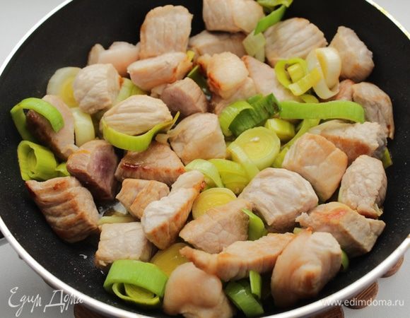 Разогреть растительное масло и подрумянить мясо, добавить лук-порей. Жарить 10-15 минут.