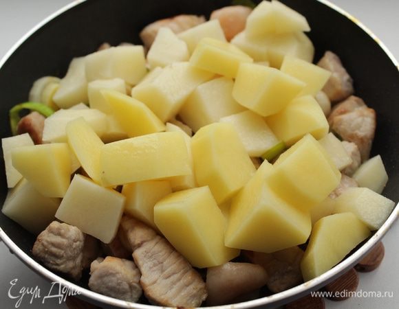 Положить картофель, тушить 5 минут.