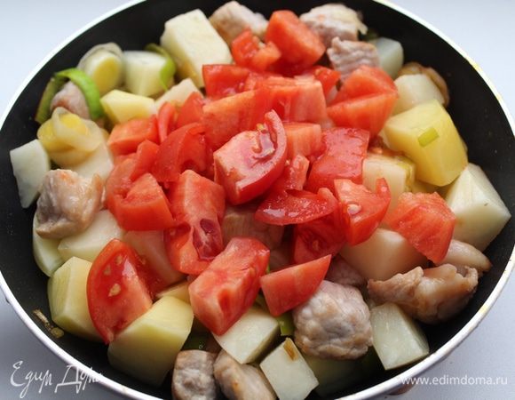 Добавить порезанные на кусочки помидоры.