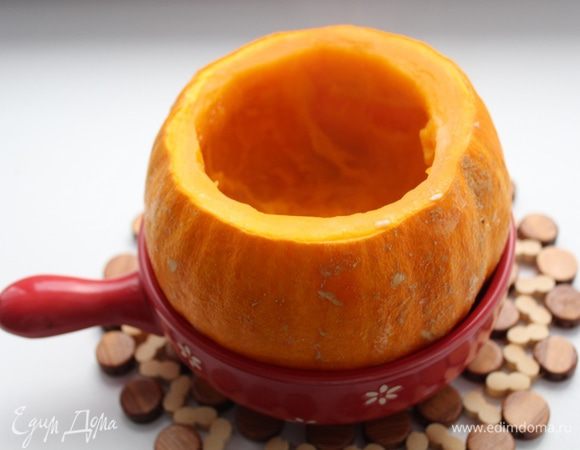 Тыкву необходимо предварительно отварить в воде 5 минут, либо запечь до полуготовности в микроволновке. Осторожно переложить в форму для запекания.