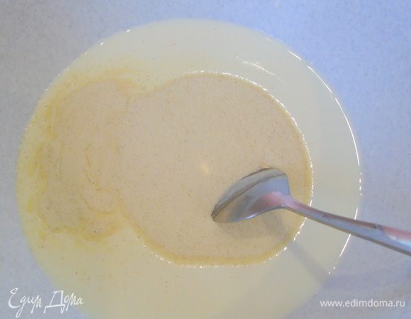 Манку всыпьте в кефир, хорошо размешайте и оставьте набухать на 30 минут.