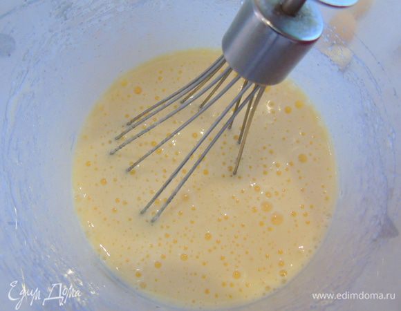 Яйца взбить с сахаром, добавить ванильный экстракт, соль и разрыхлитель.