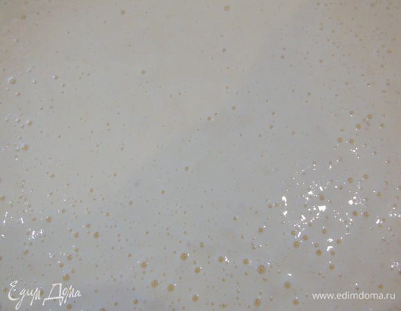 С лимона снимите цедру. Яичную массу смешайте с манной массой и добавьте цедру. Все хорошо перемешайте. Форму (22 см) смажьте маслом и вылейте тесто.