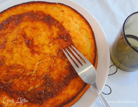 Отправьте выпекаться в разогретую до 180С духовку на 35-40 минут. С лимона выдавите сок, смешайте с сахарной пудрой и нагрейте мешая до растворения сахарной пудры. Манник хорошо попротыкать вилкой и поливая ложкой пропитайте лимонным соком.