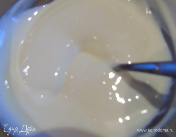 Сметану взбейте с небольшим количеством сахара, а можно и без добавления сахара, ориентируйтесь по своему вкусу и сладости винограда.