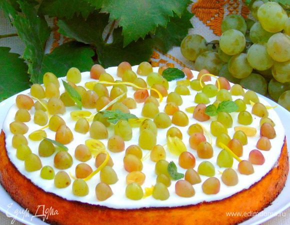 Смажьте манник и выложите сверху виноград. Если у вас виноград с косточкой, то разрежьте и выньте их, тогда уложите половинки виноградных ягод. 