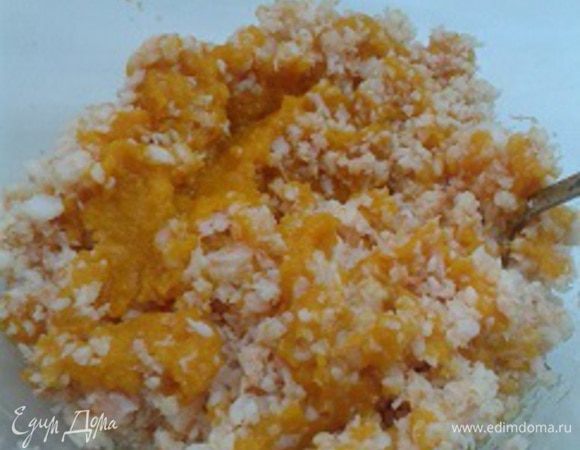 Тыкву и креветки остудить. Лавровый лист и перец из тыквы удалить. Измельчить в блендере: тыкву-в пюре, креветки-в мелкую крупку. Соединить тыкву и креветки. Перемешать. Духовку разогреть до 200С и поставить противень на средний уровень.