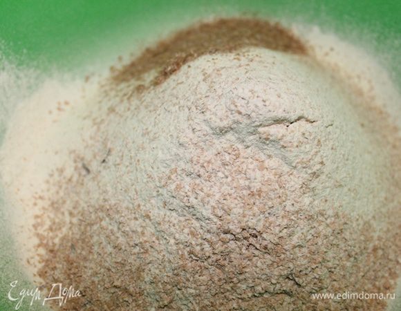 Отруби прокалить на сухой сковороде.
В миске смешать муку и отруби.