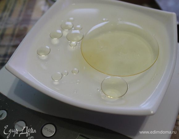 В другой миске развести в воде соль, масло. Влить жидкость в муку и добавить закваску.