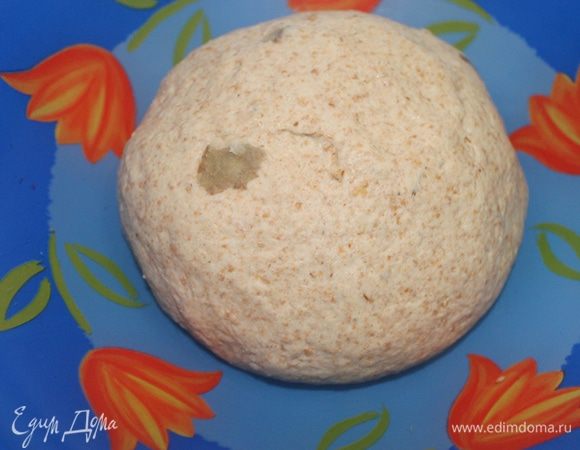 Тесто вымесить 10 минут. И добавить натертый картофель. Месим тесто еще 10 минут. 