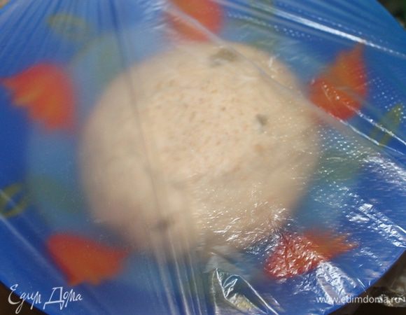 Укладываем тесто в миску смазанную маслом и затягиваем пленкой. Пусть постоит часа 2. Вы увидите как оно подрастет. Да, через пол часа после брожения тесто необходимо обмять и снова затянуть пленкой.