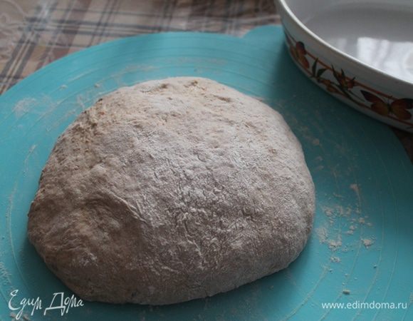 Тесто еще обмять и если понадобится немного подпылить мукой, чтобы сильно к рукам не липло. Но, и много муки сыпать не стоит. У меня на подпыл ушла 1 столовая ложка без горки.