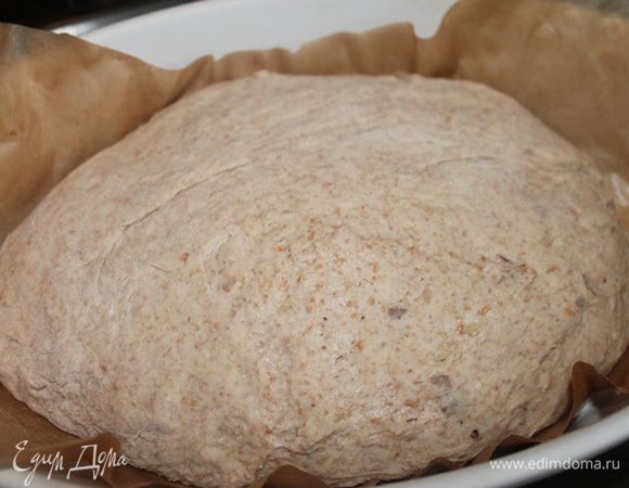 Выкладываем тесто в форму и накрываем припыленное мукой полотенцем. Оставляем еще на 2 часа. За пол часа до выпечки включаем духовку на 230 градусов и ставим вниз чашку с водой. 