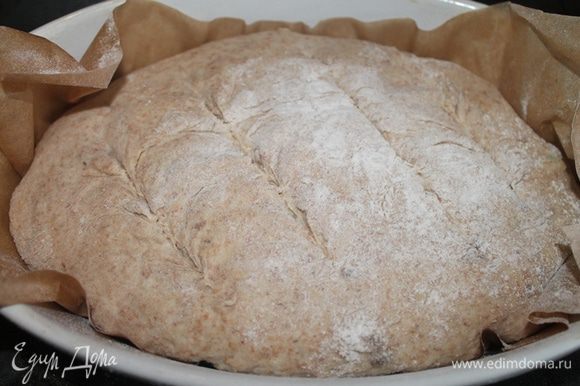 Перед тем как посадить наш хлеб в печь , сделайте на нем надрезы.